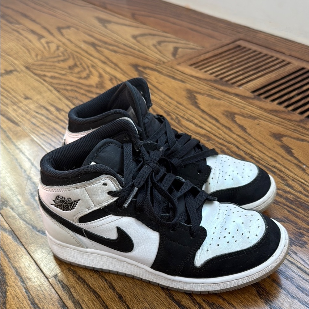 Youth Nike Dunks - Mids